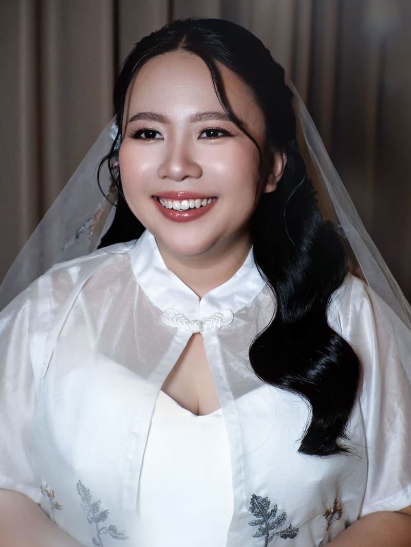 Smiling bride with half-up waves and a veil